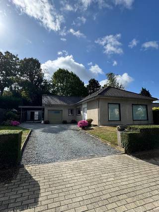 Rustig gelegen woning in doodlopende straat met tuin/carpoort/garage met automatische poort /3slaapkamers met nieuwe ramen en automatische rolluiken/inkomhal/wc/living/recent vernieuwde keuken en badkamer<br />Recent nieuwe verwarmingsketel<br />Enkel bezoek op afspraak