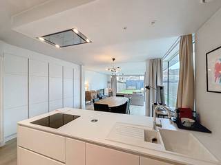 Cette maison d'Assebroek est en excellent état et offre tout l'espace nécessaire à une famille moderne. L'espace de vie spacieux constitue le cœur...