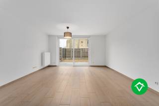 Deze totaal vernieuwde woning bestaat uit: inkomhal - bureauruimte - berging - wasplaats - toilet - badkamer - keuken - ruime living - terras - tuin - binnenkoer - nachthal - 2 slaapkamers - zolder. <br /><br />Troeven van deze woning: <br /><br />- centrale ligging <br />- volledig vernieuwd <br />- instapklaar <br />- energiezuinig label C