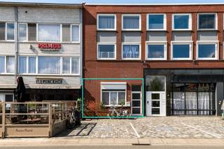 Zéér gunstig gelegen gelijkvloers appartement bestaande uit: een inkomhall, woonkamer, ingerichte keuken, ingerichte badkamer, hall met bergkast en 3 slaapkamers.  Verder beschikt dit eigendom over een achtertuin met achterliggende garage, die uitgeeft op de Turnhoutsebaan.  Het appartement is volledig onderkelderd op stahoogte (100m2!). <br /><br />Dit eigendom is zeer gunstig gelegen aan de Markt en bevindt zich op wandelafstand van alle winkels, scholen en het openbaar vervoer.  De Ring van Antwerpen ligt op slechts 8 min. rijden, ideaal voor woon-werkverkeer.  Er is verder nog parkeergelegenheid in de straat en op het plein. <br /><br />Op dit moment is het pand verhuurd aan €916,04,-  Opzeg is mogelijk voor eigen gebruik.  Dit appartement werd steeds goed onderhouden!  Mits enkele moderniseringen (keuken &amp; badkamer) wordt ze helemaal instapklaar!<br /> 