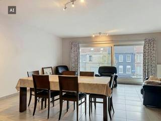 De snelste manier om een bezoek te brengen aan dit appartement? Vraag je bezoek aan via de rode knop op onze website (www.dewaele.com) en je wordt gecontacteerd door één van onze verhuurexperten. Bij andere vragen kun je ons telefonisch contacteren via 0474 49 46 70.<br /><br />Instapklaar appartement met 2 slaapkamers, terras en afgesloten garagebox op een zeer centrale ligging in het centrum van Roeselare.<br /><br />Het appartement heeft volgende indeling:<br />- Inkom<br />- Lichtrijke leefruimte<br />- Open keuken voorzien van fornuis met dampkap, spoelbak en oven <br />- 2 Slaapkamers<br />- Badkamer voorzien van dubbele lavabo en bad/douche.<br />- Apart toilet<br />- Beging<br />- Afgesloten garagebox<br /><br />Extra kenmerken:<br />- Lichtrijk en instapklaar<br />- Lift aanwezig in het gebouw<br />- Centraal gelegen nabij winkels, openbaar vervoer, centrum van Roeselare,...<br /><br />Afgesloten garagebox verplicht bij te huren: 75 euro/maand<br /><br />Ben jij geïnteresseerd in dit appartement in Roeselare? Aarzel dan niet ons te contacteren.<br /><br />Deze AI-visualisaties zijn bedoeld als inspiratie. Er werd geen rekening gehouden met technische specificaties, stedenbouwkundige voorschriften of de concrete mogelijkheden tot realisatie.