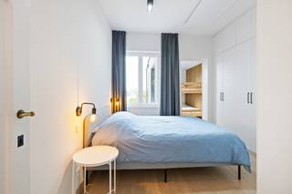 <p>Op zoek naar een <strong>instapklaar appartement vlak bij zee</strong>?<br />Dit recent gerenoveerde appartement aan de Koninginnelaan in Middelkerke combineert een uitstekende ligging met hedendaags wooncomfort en een verzorgde afwerking.</p>
<p>Op amper <strong>2 minuten wandelen van het strand</strong> en vlak bij het centrum geniet u hier van alles wat Middelkerke te bieden heeft. Winkels, horeca, openbaar vervoer en de zeedijk bevinden zich allemaal op wandelafstand.</p>
<p>Het appartement werd <strong>recent gerenoveerd</strong> en is volledig instapklaar. Ook op technisch vlak werd aan comfort gedacht: de <strong>domotica is volledig gedigitaliseerd</strong>, waardoor verschillende functies in het appartement eenvoudig en centraal kunnen worden aangestuurd.</p>
<h3>Indeling</h3>
<p>• Lichtrijke en gezellige leefruimte<br />• Moderne, praktisch ingerichte keuken<br />• Twee comfortabele slaapkamers<br />• Verzorgde badkamer met douche en wastafel<br />• Handige berging<br />• Inkomhal met toegang tot de verschillende ruimtes</p>
<h3>Extra troeven</h3>
<p>• <strong>Slechts 2 minuten wandelen van zee en strand</strong><br />• <strong>Recent volledig gerenoveerd</strong><br />• <strong>Volledig digitale domotica</strong><br />• Instapklaar en uitstekend afgewerkt<br />• Centrale ligging in Middelkerke<br />• Alles op wandelafstand<br />• Ideaal als <strong>vaste woonst, tweede verblijf of investering aan zee</strong></p>
<p>Een appartement waar <strong>ligging, comfort en afwerking</strong> perfect samenkomen.</p>
<p><strong>Meer informatie of een bezoek?</strong><br />Neem contact op met Liam via <strong>0496 16 04 85</strong>.</p>