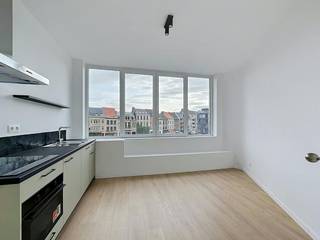 Ce studio attrayant et récemment rénové est situé dans le pittoresque Leiekaai, au deuxième étage. Ici, vous pouvez profiter d'une vue agréable et d'une lumière exceptionnelle tous les jours grâce aux grandes fenêtres.<br /><br />Le studio a été soigneusement rénové dans un souci d'aménagement efficace de l'espace et de confort contemporain. La nature ouverte de l'espace de vie crée une sensation d'espace où vivre, cuisiner et dormir se marient parfaitement. La cuisine moderne et la salle de bain séparée soignée rendent ce studio prêt à emménager.<br /><br />De plus, l'emplacement est un succès absolu : vous vivez dans un endroit calme au bord de l'eau, tandis que le centre-ville animé, l'emblématique Coupure et le parc verdoyant de la vallée sont accessibles à pied et à vélo.<br /><br />Disposition de la maison :<br /><br />Salon et chambre ouverts et lumineux - cuisine récemment installée - élégante salle de bain séparée avec douche, lavabo et toilettes