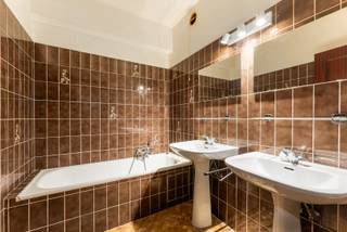 Te renoveren appartement met zeezicht – Residentie Zeewende, Zeebrugge<br />Dit ruime appartement op de zesde verdieping van residentie Zeewende beschikt over een bewoonbare oppervlakte van 88 m² en biedt een prachtig uitzicht op het strand en de zee.<br />Indeling:<br />Inkom- en nachthal<br />Lichtrijke woonkamer met halfopen keuken<br />Afzonderlijk toilet<br />Badkamer met ligbad<br />Twee volwaardige slaapkamers met toegang tot het achterliggende terras<br />Ruime berging<br />Privatieve kelderberging<br /><br />Het appartement is toe aan een grondige renovatie, maar biedt dankzij zijn ligging, indeling en uitzicht een uitstekende basis om uw droom aan zee te realiseren – als vaste woonst of tweede verblijf.