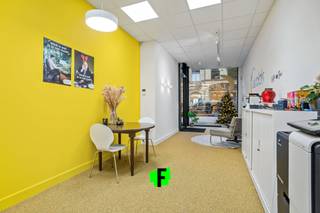 In de Rijselstraat, in het hartje van Ieper, stellen wij u dit prachtige handelspand met een triplex appartement voor. Dankzij de centrale ligging...