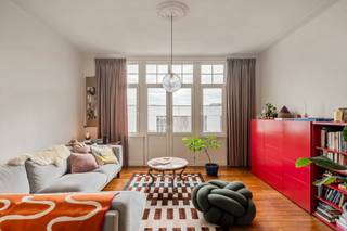 <p></p><p><strong>Sommige appartementen hebben geen grootse gebaren nodig om je te overtuigen. Zoals hier, bijvoorbeeld, op de vierde verdieping van een karaktervol art-decogebouw in de Bouwenstraat. Een plek waar de eigenares jaren met veel plezier heeft gewoond, en dat voel je. De ligging zit goed, met Zurenborg om de hoek, winkels, openbaar vervoer, station Antwerpen-Berchem en belangrijke invalswegen vlakbij. Maar eenmaal boven? Daar lijkt de stad toch net iets verder weg. Hier woon je tussen de daken, met veel licht, verrassend veel rust en een uitzicht dat nooit verveelt. Kom binnen…</strong></p><p><br /></p><p><strong>Een keuken die meteen de aandacht grijpt</strong></p><p>De keuken steelt meteen de show. Het prachtige marmeren werkblad trekt onmiddellijk de aandacht en geeft het appartement een eigen karakter. Geen keuken die zich verstopt, maar eentje die trots deel uitmaakt van het dagelijkse leven.</p><p><br /></p><p><strong>Licht van 's morgens vroeg</strong></p><p>Vooraan ligt de leefruimte: een gezellige plek waar het daglicht rijkelijk binnenvalt. Dankzij de ligging op de vierde verdieping kijk je hier vrij over de omliggende daken uit, zonder inkijk. Het balkonnetje vormt een fijne extra, met de gouden ochtendzon als vaste gast. Koffie, krantje, frisse lucht: meer heb je soms niet nodig.</p><p><br /></p><p><strong>Alles vloeit mooi in elkaar over</strong></p><p>Wat dit appartement zo bijzonder maakt, is de manier waarop de ruimtes in elkaar overvloeien. Geen verloren hoekjes of vreemde overgangen, maar een natuurlijke flow die het geheel groter doet aanvoelen. De houten vloeren brengen warmte, terwijl de mooie herenhuisdeuren herinneren aan het koninklijke karakter van het gebouw.</p><p><br /></p><p><strong>Slapen in alle rust</strong></p><p>Achteraan bevindt zich de ruime slaapkamer. Een rustige plek, weg van de straat, die aansluit op een aparte dressing mét ingemaakte kasten én waar de aansluiting ligt voor wasmachine en droogkast. De ingemaakte kasten werden uitgevoerd in een zachte <em>butter yellow</em>-tint, een zonnige keuze die elke ochtend meteen voor een vrolijke noot zorgt. Daarachter ligt de badkamer. Die is compact en kan een opfrisbeurt gebruiken, wat tegelijk een mooie kans vormt om er helemaal je eigen ding van te maken.</p><p><br /></p><p><strong>Een gebouw met karakter</strong></p><p>Ook buiten het appartement valt er heel wat te beleven. De statige art-decogevel geeft het gebouw een koninklijke uitstraling en ook de trappenhal heeft haar charme behouden, met kleurrijke tegels die meteen sfeer brengen. Bovendien werden zowel het dak als de achtergevel recent geïsoleerd. Handig!</p><p><br /></p><p><strong>Een plek die blijft hangen</strong></p><p>Misschien is het de combinatie van het licht, het uitzicht, de warme materialen en de fijne ligging. Misschien is het gewoon de sfeer. Maar sommige appartementen hebben dat zeldzame talent om meteen vertrouwd aan te voelen. En dit is er zo eentje. Dat beloven we.</p><p><br /><strong>PS: het EPC-attest in van voor de plaatsing van achtergevelisolatie.</strong></p><p></p><p><strong>Verliefd? Info@ugly.be!</strong></p><p><br /></p><p></p><p><br /></p>