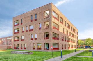 <p><span>INDELING</span></p><p><span> </span></p><p><span>Dit recente nieuwbouwappartement gelegen op de eerste verdieping omvat een inkomhal, bergruimte, badkamer met bad en toilet en 2 slaapkamers.</span></p><p><span>Verder heb je een ruime living met open keuken voorzien van alle comfort.</span></p><p><span>Het grote, overdekte hoekterras is een extra troef van dit appartement.</span></p><p><span> </span></p><p><span>Verder hoort er ook een ondergrondse staanplaats bij dit appartement.</span></p><p><span> </span></p><p><span>TECHNISCH</span></p><p><span> </span></p><p><span>Energiezuinig appartement met vloerverwarming en warmtepomp.</span></p><p><span> </span></p><p><span>LIGGING</span></p><p><span> </span></p><p><span>Het appartement is gelegen in project Saffrou in het centrum van Oudenaarde.</span></p><p><span>Dichtbij alle scholen, winkels en station.</span></p><p><span> </span></p><p><span>PRAKTISCH</span></p><p><span> </span></p><p><span>Voor meer info en/of een afspraak bel Eefje van Immo D'hondt 0498 88 88 89</span></p><p><span> </span></p><p><span>(De aanwezige meubels in het appartement werden met AI uit het appartement verwijderd om een duidelijker beeld te tonen van het appartement)</span></p>