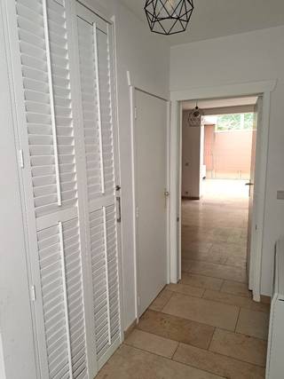 Instapklare halfopen bebouwing met zonnige tuin op centrale ligging nabij Kessel-Lo<br /><br />Bent u op zoek naar een ruime en goed onderhouden woning met een moderne afwerking, veel lichtinval en een uitstekende bereikbaarheid? Dan is deze charmante halfopen bebouwing zeker een bezoek waard.<br /><br />De woning is centraal gelegen nabij Kessel-Lo, op korte afstand van winkels en openbaar vervoer. Bovendien bevinden de belangrijkste invalswegen zich vlakbij en ligt een supermarkt op slechts 1 km afstand.<br /><br />De woning biedt een bruto bewoonbare oppervlakte van 162 m². Via de inkomhal betreedt u de ruime en lichtrijke leefruimte. Dankzij de open veranda, die in 2006 werd aangebouwd, geniet u van een aangenaam ruimtegevoel en een grote leefruimte met zicht op de tuin.<br /><br />De woning omvat drie ruime slaapkamers (13 m², 13 m², 16 m²). De kwaliteitsvolle keuken is uitgerust met een granieten werkblad en spatwand, oven, vitrokeramische kookplaat, dampkap en vaatwasser. De moderne badkamer beschikt over een inloopdouche met regendouche, dubbele wastafel, handdoekdroger en volledig betegelde wanden.<br /><br />Buiten geniet u van een verzorgde, zuid-georiënteerde tuin. De garage biedt plaats aan één wagen en daarnaast beschikt de woning over drie extra parkeerplaatsen op eigen terrein.<br /><br />Verder heeft de woning PVC-ramen met volledige dubbele beglazing en elektrische verwarming aangevuld met een gezellige houtkachel.<br /><br />EPC-label E – 415 kWh/m² <br /><br />Beschikbaar mits inachtneming huurders (kortlopend huurcontract van 1 jaar).<br /><br />Vraagprijs: € 425.000<br /><br />Een ideale gezinswoning voor wie op zoek is naar ruimte, comfort, een zonnige tuin en een centrale ligging met vlotte verbindingen. <br />