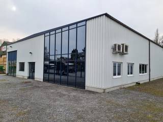Op industrieterrein De Waerde in Zonhoven is dit bedrijfsgebouw van 1200m² beschikbaar vanaf februari 2027. De magazijnen werden in 2 fases gebouwd (elk 600m²) en zijn voorzien van inpandige kantoren met stapelruimte op de mezzanine. Het voorste gedeelte is verwarmd en voorzien van burelen, sanitair en een kitchenette. In de achterste hal is een werkplaats gebouwd van 170m² waarboven ook stapelruimte is voorzien. Het voorste magazijn is verwarmd op stookolie, de burelen deels met een lucht-lucht warmtepomp en deels met elektrische radiatoren (PV-installatie 6.6kW aanwezig).<br /><br />Het terrein van 2.280m² is omheind en toegankelijk via 2 grote elektrische poorten. Het pand is toegankelijk via een brede sectionaalpoort (8m) aan de zijkant. Ter hoogte van de glaspartij aan de voorzijde is het mogelijk om de 2de poort opnieuw in gebruik te nemen. Ruim voldoende parkeergelegenheid.<br /><br />TROEVEN:<br />- zeer goede ontsluiting met de E314 op 2.5km<br />- PV-installatie<br />- afgesloten buitenterrein<br /><br />Iab - Vg - Gmo - Gvkr -Gvv<br /><br />Voor meer info: info@jansenrealestate.be of 011/39.90.50