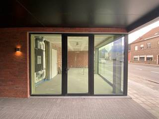Nieuwbouw handelsruimte van 46 m² gelegen nabij verschillende invalswegen, winkels en openbaar vervoer te Desselgem. Dit kleinschalig project...