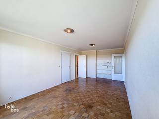 <p><span>Nabij Waasland Shoppingcenter gelegen appartement (6e verdieping) met inkomhal, ingerichte keuken met dampkap, living (parket), nachthal, afzonderlijk toilet, 1 slaapkamer, ingerichte badkamer met ligbad en enkele lavabo op zuil, terras en individuele kelder. CV: gemsch. op aardgas. Beglazing: dubbel, kunststof. Gunstig EPC: 131. Vlotte verbinding naar centrum en E17. </span></p>