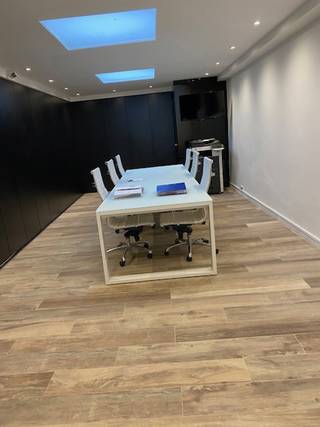 Deze gemeubelde kantoorruimte is centraal gelegen en bevindt zich in een vernieuwd gebouw (2016). De ruimte is instapklaar en biedt een...