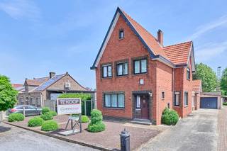Te renoveren gezinswoning met 3 à 4 slaapkamers op een perceel van 710 m², rustig gelegen nabij het centrum van Leopoldsburg. Deze charmante woning uit 1957 biedt tal van mogelijkheden voor wie op zoek is naar ruimte en renovatiepotentieel. Met 3 volwaardige slaapkamers, een ruime zolder die kan worden ingericht als 4de slaapkamer, een diepe oprit en garage vormt dit pand de ideale basis voor een eigentijdse gezinswoning.
Rustige ligging met winkels, scholen en openbaar vervoer op korte afstand.