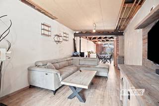 Op zoek naar een ruime woning met potentieel in het centrum van Poperinge? Deze woonst in de Veurnestraat combineert een centrale ligging met een aangename tuin, garage en vier slaapkamers.<br /><br />De woning beschikt over een bewoonbare oppervlakte van 151 m² op een perceel van 290 m². Via de inkom kom je in de leefruimte, aansluitend op de keuken. Verder zijn er een dressing, badkamer, wasruimte en apart toilet. Op de verdieping bevinden zich vier slaapkamers en een nachthal, terwijl de zolder extra mogelijkheden biedt.<br /><br />Doorheen de jaren werden reeds verschillende renovaties uitgevoerd. Zo werden onder meer het platte dak en de zoldervloer geïsoleerd, de gasleidingen vernieuwd en de elektriciteit grotendeels in orde gebracht. Mits enkele verdere werken is de woning instapklaar en kan je ze volledig naar eigen smaak afwerken. <br /><br />Buiten geniet je van een tuin met uitweg langs achter. De garage zorgt bovendien voor extra comfort. Dankzij de ligging nabij het centrum van Poperinge zijn winkels, scholen, horeca en dagelijkse voorzieningen vlot bereikbaar.<br /><br />Benieuwd naar de mogelijkheden van deze woning? Vraag je bezoek aan bij Aline van Immo Francois. Aline helpt je graag verder in Poperinge, Vleteren, Heuvelland &amp; Mesen.<br /><br />Denk je eraan om je woning in Poperinge te verkopen? Neem vrijblijvend contact op met Aline van Immo Francois in Poperinge voor een gratis schatting via aline@immofrancois.be.<br /><br />