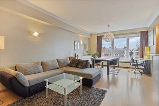 Ontdek dit lichtrijke appartement op de 7de verdieping met een panoramisch uitzicht over de stad. Gelegen op een uitstekende locatie in het hart van Antwerpen, om de hoek van de Vogeltjesmarkt op het Theaterplein, het Stadspark en de Bourla, bevindt u zich hier midden in het bruisende stadsleven met alles op wandelafstand.<br /><br />De centrale ligging zorgt voor een optimale bereikbaarheid: de Nationale Bank met talrijke tram- en busverbindingen, winkels, horeca en andere voorzieningen liggen slechts enkele stappen verwijderd.<br /><br />Binnenin geniet u van een zonovergoten leefruimte dankzij de grote raampartijen die zorgen voor een overvloed aan natuurlijk licht en een prachtig zicht over de stad. De open keuken sluit hier naadloos op aan, wat zorgt voor een aangename en moderne woonbeleving. Deze keuken werd uitgerust naar alle comfort met vaatwasmachine, keramische kookplaat, ingebouwde koelkast, dampkap en voldoende opbergruimte<br /><br />Verder beschikt het appartement over een ingerichte badkamer, een royaal gastentoilet en twee volwaardige slaapkamers, ideaal voor wie comfort en ruimte zoekt in een stedelijke omgeving. Het gebouw werd inwendig als uitwendig gerenoveerd waaronder alle leidingen vervangen werden, de volledige gevel helemaal gereinigd werd en voorzien van een beschermlaag.<br /><br />Troeven:<br /><br />-Panoramisch uitzicht vanop de 7de verdieping<br />-Zeer centrale ligging nabij Stadspark, Theaterplein & Vogeltjesmarkt<br />-Zonovergoten leefruimte met grote raampartijen en open keuken<br />-Twee volwaardige slaapkamers<br />-Uitstekende bereikbaarheid met openbaar vervoer<br />-Geen verborgen kosten<br /><br />Een ideale woonst voor stadsliefhebbers, jonge koppels of investeerders die op zoek zijn naar een lichtrijk appartement met een uniek uitzicht op een absolute toplocatie in Antwerpen.<br /><br />Overweegt u om uw eigendom te verkopen? Wij bieden u een gratis en vrijblijvende schatting van uw eigendom aan. Contacteer ons vandaag nog voor een afspraak!