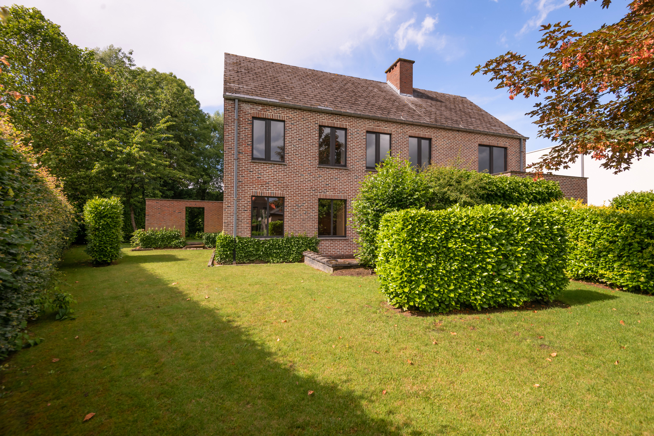 Zéér ruime open bebouwing met veel potentieel en 4 slaapkamers + grote tuin & garage - foto 2
