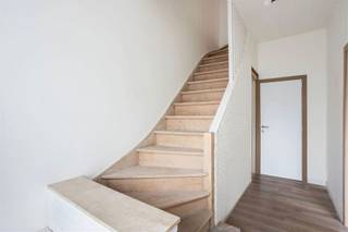 Volledig gerenoveerde instapklare woning te Aalst! Deze woning werd compleet onder handen genomen en is als volgt ingedeeld:Een ruime inkomhal, apart...