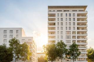 <p>VALDOR PARK - Studio A2.07.02</p>
<p>Studio | 7de verdieping | 44,04 m2 | Terras 11,1 m2</p>
<p>VALDOR PARK is een hedendaags woonproject aan de groene rand van Brussel, in Sint-Lambrechts-Woluwe, rond een centrale groene binnentuin en vlot bereikbaar via E40, R0, R22 en metro.</p>
<p>Deze zuidgerichte studio op de hoogste verdieping van deel ONE biedt extra lichtinval en mooie open zichten, met een aangenaam terras van 11,1 m2.</p>
<p>De troeven:</p>
<ul>
<li>Hoger gelegen op de 7de verdieping met open zichten</li>
<li>Zuidgericht en lichtrijk met terras van 11,1 m2</li>
<li>Interessant rendementsprofiel binnen het ONE-segment</li>
<li>Toplocatie vlak bij metro Roodebeek en Alma</li>
<li>Duurzaam energieconcept met geothermie en passieve koeling</li>
<li>Komt in aanmerking voor 6% BTW (onder voorwaarden)</li>
</ul>
<p>Meer info: valdorpark.be</p>
