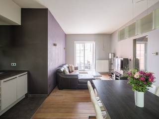 <strong>Ruime woning met drie slaapkamers en polyvalente ruimte in het historisch centrum, met zicht op het water.</strong><br /><br />In de omgeving van het Prinsenhof, één van de meest gegeerde wijken van Gent, bevindt zich deze triplex met authentieke voorgevel. U woont hier in een historische en sfeervolle buurt, op wandelafstand van het centrum, winkels, horeca en openbaar vervoer.<br /><br />De leefruimte bevindt zich op de eerste verdieping en omvat vooraan een ingerichte keuken met eetplaats. Achteraan bevindt zich de gezellige zithoek, die uitgeeft op het zonnige terras.<br /><br />Op de bovenste verdieping vindt u twee volwaardige slaapkamers en een derde, kleinere kamer die perfect dienst kan doen als dressing, bureau of kinderkamer. Verder is er op de nachthal een badkamer voorzien van wastafel, bad, inloopdouche en toilet.<br /><br />Op het gelijkvloers bevinden zich de inkomhal met vestiaire en gastentoilet, evenals een polyvalente ruimte die kan worden ingericht als bureau, hobbyruimte of praktische wasplaats. Vanuit deze ruimte heeft u toegang tot de overdekte stadskoer.<br /><br /><strong>Kortom, een karaktervolle en ruime stadswoning op toplocatie in Gent, ideaal voor wie comfortabel wil wonen in een historische omgeving met alle voorzieningen binnen handbereik.</strong>
