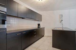 Ontdek dit stijlvolle en energiezuinige appartement in de luxueuze Residentie ‘De Stroppen’, prachtig gelegen op de hoek van de Brusselsesteenweg en de Robert Lariellestraat.<br />Met een bewoonbare oppervlakte van maar liefst 83 m² biedt dit appartement uitzonderlijk veel ruimte en wooncomfort voor een éénslaapkamerappartement.<br />De lichtrijke leefruimte sluit mooi aan op de moderne, volledig uitgeruste keuken en geeft toegang tot het aangename terras. Daarnaast beschikt het appartement over een ruime slaapkamer, een praktische en mooie badkamer, een ruime berging en toegang tot de gemeenschappelijke tuin vanuit de residentie.<br />Gebouwd in 2019 en met een uitstekend EPC-label A – slechts 45 kWh/m², combineert dit appartement hedendaagse architectuur met energiezuinig en comfortabel wonen.<br />Troeven op een rij:<br />• Ruime bewoonbare oppervlakte van ca. 83 m²<br />• 1 royale slaapkamer<br />• Aangenaam terras<br />• Gemeenschappelijke tuin<br />• Moderne, volledig uitgeruste keuken<br />• Praktische badkamer<br />• Ruime en praktische berging<br />• Luxueuze residentie<br />• Uitstekend EPC-label A – 45 kWh/m²<br />Ruimte, luxe en energiezuinig wooncomfort komen hier perfect samen. <br />Kom de ruimte en het wooncomfort zelf ontdekken tijdens één van de bezoekmomenten en contacteer Karin: 0468/12 68 62 - karin@albert.immo