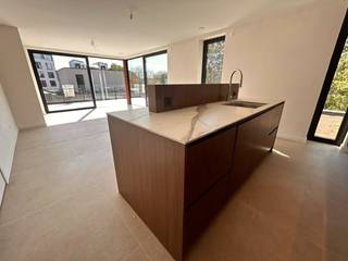 Dit exclusieve penthouse met 2 slaapkamers ligt in de gloednieuwe residentie Gaz’eau. Gaz’eau is een architecturaal hoogstandje in een rustige straat midden in het centrum van Hasselt (Gazometerstraat). Vanuit deze toplocatie, vlak bij de kleine ring, wandelt u zo het bruisende stadscentrum in. Het project is omgeven door groen, waardoor u vanaf uw terras geniet van een uitzicht op een rustgevende, groene oase. Bovendien bevindt u zich op een boogscheut van het station, de winkelstraten en de talrijke restaurants en cafés.<br /><br />Het penthouse beschikt over een lichtrijke woonkamer met grote glaspartijen die zorgen voor een overvloed aan natuurlijk daglicht. De volledig ingerichte keuken is voorzien van een eiland. Verder beschikt het appartement over twee slaapkamers, een moderne badkamer, een praktische berging, een gastentoilet en een prachtig terras van ruim 46.89 m².<br />De woning wordt momenteel volledig geschilderd en voorzien van verlichting, zodat deze medio oktober volledig instapklaar is.<br />In de kelderverdieping horen een private autostaanplaats en een extra berging bij het appartement.<br /><br />Troeven van dit appartement:<br /> - Eerste bewoning: Alles is gloednieuw en ongebruikt.<br /> - Toplocatie: Rustig gelegen in het centrum van Hasselt.<br /> - Luxeafwerking: Hoogwaardige materialen en modern comfort.<br /> - Duurzaam: Energiezuinige verwarming via een gezamenlijke warmtepomp.<br /><br />Financieel:<br />Vaste kosten: € 100 per maand.<br />Energie: Bijkomende service voor de verwarming via de warmtepomp.<br /><br />Bezichtigen?<br />Wenst u dit appartement te bezoeken? Maak snel een afspraak met Valère Vangeel via valere@vestio.com of 0472 32 34 24.<br />Je kan je huurdersprofiel alvast aanmaken om in aanmerking te komen voor een bezichtiging via volgende link:<br />https://mijnhuurprofiel.be/property/cc8a9d93-2211-47f1-844c-704141319c7d/login