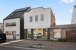 <p><strong>Residential and Commercial Property in Wilsele</strong></p><p>We are offering a unique property on Aarschotsesteenweg in Wilsele. It is a residential home with commercial space, accessible via separate entrances if desired. The property itself underwent a thorough renovation with energy efficiency in mind: insulation, solar panels, a heat pump… It qualifies for a Label A rating. Special attention was also paid to the sense of space, the finishes, and the choice of materials. The home features 4 bedrooms, 2 bathrooms, and a very spacious living area adjacent to a beautiful garden. In addition, the property includes a ground-floor commercial space with a very large window area, ensuring excellent visibility. There’s certainly no shortage of foot traffic! </p><p>Would you like to discuss the possibilities of this property, or would you simply like to stop by for a viewing? We’d be happy to help! Contact our real estate agent Jacky: jacky@connect-immo.be - 0495 53 46 49 </p>