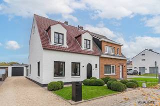 <h2>Trollyklaar wonen? Ja hoor, dat kan hier!</h2>
<p>Instapklaar, zeg je? Of beter: <em>trollyklaar</em>, zoals wij dat noemen!<br />Want hier hoef je echt alleen nog je koffers uit te pakken.</p>
<p>Deze charmante woning werd zeer stevig gebouwd met kwaliteitsmaterialen en door de jaren heen met liefde onderhouden en kreeg in 2024 nog een prachtige make-over van de badkamer. Gebouwd in 1993, maar dankzij het zorgvuldige onderhoud voelt alles fris en modern aan.<br />Met een gunstig <strong>EPC van 229</strong> is dat meteen het bewijs van een goed onderhouden thuis.<br /><br />Binnenkomen is thuiskomen</p>
<p>Via de inkomhal stap je de lichtrijke woonkamer binnen – gezellig, warm en instapklaar.<br />De ruimte kreeg enkele jaren geleden een stijlvolle update, waardoor ze perfect aansluit bij de keuken ernaast.</p>
<p>Die keuken? Helemaal uitgerust met moderne toestellen en een uitnodigende eethoek.<br />Terwijl de kok van dienst in de potten roert, kunnen de gasten alvast genieten van een aperitiefje. Zo voelt elk etentje als een klein feestje.</p>
<p>Slim ingedeeld gelijkvloers</p>
<ul>
<li>Handige berging naast de keuken</li>
<li>Apart gastentoilet</li>
<li>Ruime wasberging</li>
<li>Gezellige veranda met zicht op de tuin</li>
</ul>
<p>Bovenverdieping met ruimte voor iedereen</p>
<p>Op de eerste verdieping vind je <strong>drie slaapkamers</strong> en een <strong>moderne badkamer</strong> met inloopdouche – helemaal van deze tijd.<br />En als extra troef is er nog een <strong>zolder</strong>, perfect voor al je seizoensspullen.</p>
<p>Buitenleven & praktisch gemak</p>
<p>Buiten wachten een <strong>garage</strong> én een <strong>carport</strong>, ideaal voor hogere voertuigen zoals een bestelwagen of mobilhome.<br />De tuin is overzichtelijk en onderhoudsvriendelijk – perfect voor wie graag wil genieten maar niet elk weekend met de grasmaaier wil rondlopen.</p>
<p>De buurt is rustig, veilig en bijzonder kindvriendelijk, school, en openbaar vervoer vlakbij.<br /><br />Kortom: een woning die alles heeft — stijl, comfort én onderhoudsgemak.<br />Of beter gezegd: <em>trollyklaar tot in de puntjes!</em></p>
<p><strong>Boek snel je bezoek bij Domestic Makelaars via 014 61 03 86</strong> en ontdek zelf hoe goed dit huis aanvoelt.</p>
<p></p>