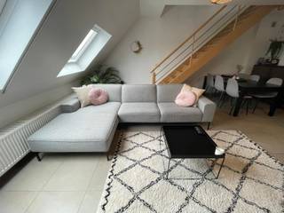 LEDE - Recent duplexappartement in de dorpskern.<br /><br />Inschrijven voor het geplande bezoekmoment kan via onze website => www.immoderas.be<br /><br />Dit modern vormgegeven appartement is gelegen op wandelafstand van het centrum. In de directe omgeving zijn: het station, verschillende winkels, scholen, horeca, openbaar vervoer.. Met de wagen bereik je binnen de 10 minuten de E40.<br /><br />Het pand omvat een lichtrijke, ruime leefruimte, volledig geïnstalleerde halfopen keuken (koelkast, oven, keramische kookplaat, vaatwasser), berging, badkamer met ligbad/douchewand &amp; dubbele wastafel, apart toilet. Op de bovenverdieping zijn er 2 ruime slaapkamers. Verder beschikt het pand over een gezellig terras aan de achterzijde van het pand! Parkeren kan zonder problemen in de straat.<br /><br />AK: €30