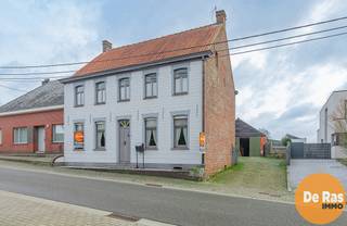 ROZEBEKE - Solide burgerwoning met loods van ca. 300m² in landelijk kader.Deze unieke eigendom treft u in het landelijke Rozebeke, deelgemeente van...