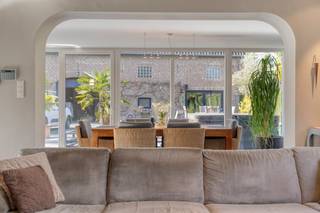 Op een strategische locatie in Destelbergen bevindt zich dit instapklaar huis. De woning onderging een grondige renovatie waarbij modern comfort en een gezellige sfeer centraal staan. Indeling van het hoofdgebouw:- Inkomhal met gastentoilet- Sfeervolle woonkamer voorzien van een ingebouwde haard- Keuken uitgerust met alle hedendaagse toestellen- Drie volwaardige slaapkamers- zolder- Moderne badkamer met kwaliteitsvolle afwerking- Groot terras zonnig terras met optimaal tuincontactAchteraan het perceel bevindt zich een voormalige hoeve die is omgetoverd tot een uniek extra volume. Dit vastgoed in Destelbergen leent zich uitstekend voor wie nood heeft aan een kantoor aan huis, een zelfstandige activiteit, of een plek voor gasten. De combinatie van de renovatie en het authentieke bijgebouw maakt van dit huis in Destelbergen een zeldzame vondst in de Gentse rand.De algemene voorwaarden van Dewaele DIY kunt u steeds raadplegen via dewaele.com.Bestuursmaatregelen in het maatregelenregister: in aanvraag