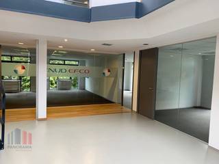 Deze uitstekend gelegen kantoorruimte van 250 m² is te huur aan de drukke Pontbeeklaan (N9) in Zellik. De locatie biedt uitstekende zichtbaarheid...