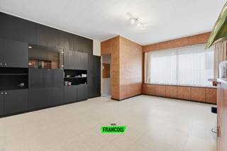 In Roesbrugge (deelgemeente), bevindt zich deze volledig te renoveren rijwoning. De totale oppervlakte van de woning bedraagt 130m². De indeling...