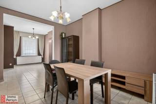 Deze instapklare gesloten bebouwing geniet van een uitstekende ligging aan de Diestsestraat 46, op wandelafstand van het centrum van Scherpenheuvel.<br /><br />De woning combineert een centrale locatie met een verrassend lichtrijk interieur, verspreid over drie woonniveaus. Dankzij de nabijheid van winkels, scholen en openbaar vervoer is dit de ideale uitvalsbasis voor wie alles binnen handbereik wil hebben.<br /><br />De woning is direct bewoonbaar, met twee ruime slaapkamers en een functionele kelder die dienstdoet als wasplaats en (fiets)berging. De compacte perceeloppervlakte zorgt bovendien voor een onderhoudsvriendelijk karakter, perfect voor wie houdt van stedelijk wonen zonder tuinonderhoud.<br /><br /><u><strong>INDELING</strong></u><br /><strong>Gelijkvloers: </strong>Inkomhal, living, eetkamer, keuken<br /><strong>1ste verdieping: </strong>Nachthal, slaapkamer, badkamer<br /><strong>2de verdieping:</strong> Slaapkamer onder dak<br /><strong>Kelder:</strong> Technische ruimte, wasplaats, berging<br /><br /><br />Ervaar zelf de vele voordelen van deze woning tijdens een persoonlijke rondleiding. <br />Maak vandaag nog je afspraak. <br />Mail naar info@immopersyn.be of bel 013 444 008.