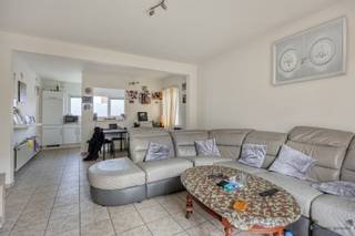  Een rustig gelgen duplex appartement met inkomhal (voorgevel), op de eerste verdieping een open leefruimte en keuken, badkamer (toilet, douche...