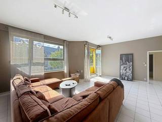 Zoekt u een ruim appartement met 2 slaapkamers in centrum Oudenaarde? Dan is deze topper iets voor u!<br /><br />Dit ruime, lichtrijke appartement is gelegen in het centrum van Bevere, vlakbij het station. Tal van winkels en de markt van Oudenaarde bevinden zich op wandelafstand. <br /><br />Er wordt nog een warmtepomp geïnstalleerd ter vervanging van de elektrische verwarming. <br /><br />INDELING:<br />- inkomhal met gastentoilet<br />- ruime leefruimte<br />- geïnstalleerde keuken <br />- badkamer voorzien van dubbele lavabo en ligbad<br />- slaapkamer 1<br />- slaapkamer 2<br />- berging<br />- terras<br /><br /><br />TROEVEN:<br />+ zeer ruime leefruimte en keuken <br />+ vlakbij het station <br />+ winkels op wandelafstand <br /><br />De snelste manier om een bezoek te brengen aan deze woning? Vraag je bezoek aan via de rode knop op onze website (www.dewaele.com) en je wordt gecontacteerd door onze verhuurexpert. Telefonisch kunnen er geen afspraken gemaakt worden. Bij andere vragen kun je ons telefonisch contacteren via 055 20 80 20.<br />
