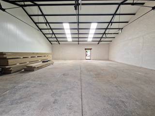 Gelegen in de "Busschotse Woon - Werk Site" langsheen de Kleine Steenweg te Booischot kunnen we u deze uitzonderlijk ruime magazijnruimte /...