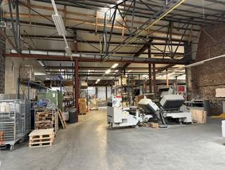 <p>À Charleroi, site polyvalent à vendre : env. 2.800 m² d’entrepôt + 1.400m² de bureaux avec parking et bons accès.<br />Situé en zone de redéveloppement, offrant de nombreuses opportunités (commerce, résidentiel, activitésindustrielles).<br />Contactez-nous dès maintenant pour plus d'informations ou organiser une visite sur place.</p>