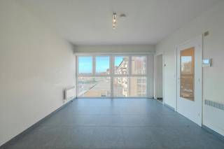 Prachtig gerenoveerde studio te koop in het centrum van Middelkerke vlakbij het park. De studio bevindt zich op de derde verdieping van de residentie "Algarve", Koninginnelaan 31b en is zeer centraal gelegen in de directe omgeving van winkels, het park, de Zeedijk, openbaar vervoer en het casino.<br /><br />Indeling: <br />- inkomhall <br />- leefruimte (19m²)<br />- ingerichte keuken voorzien van o.a. frigo met vriesvak, oven en dampkap<br />- badkamer met douche, lavabo meubel en spiegelkast en toilet<br /><br />Pluspunten: <br />- dakisolatie conform <br />- nieuwe lift<br />- gemeenschappelijke fietsenberging<br />- nieuwe pvc ramen<br />- Zuid-West georiënteerd<br />- op wandelafstand van zeedijk en winkels<br />- uitzicht op het park<br />- vlakbij openbare parking<br />- conform elektriciteitsattest<br /><br />Bent u op zoek naar een centraal gelegen gerenoveerde studio te koop te Middelkerke? Aarzel niet en leg vandaag nog uw bezoek vast! <br /><br />Bestuursmaatregelen in het maatregelenregister: nee<br /><br />Deze AI-visualisaties zijn bedoeld als inspiratie. Er werd geen rekening gehouden met technische specificaties, stedenbouwkundige voorschriften of de concrete mogelijkheden tot realisatie.