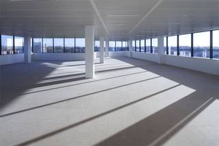 SkylinE40, dat is nieuwbouw kantoorruimte met een hoog werkcomfort dat voldoet aan alle hedendaagse noden, ideaal gelegen tussen Brussel en Gent, nabij de oprit van de E40 in Aalst. De technisch en architecturaal hoogstaande gebouwen hebben een duurzaam karakter met uitzonderlijke zichtbaarheid vanaf de autostrade. Zo werden kosten nog moeite gespaard om milieuvriendelijke technieken te implementeren en de BEN-norm te halen. Gelegen nabij ‘Napoleon Games’, ‘Gates Europe’, ‘Buro Project’, ‘Mentres’, SBB’, ‘Caractère Reizen’, ‘RSM Belgium’, ‘BMW’, .. De ruime ondergrondse parkeergarages laten een snelle en efficiënte circulatie toe. Alles werd in het werk gesteld om de bovengrondse site esthetisch te laten ogen en een rustgevend, groen uitzicht te creëren. Delestré Immobiliën heeft hier nog volgende units te huur in ‘BLOK C’:  Verdieping 2 tot en met verdieping 5. Elk lichtrijk verdiep is identiek en heeft een bruto opp. van 1.150 m². Huurprijs: 160 euro per m² per jaar. <br />Mogelijkheid om zowel boven als ondergronds parking te huren: parking ratio: 1/35 m². Huurprijs Parking ondergronds = 1.100 €/P. Huurprijs Parking bovengronds = 500 €/P. Alle prijzen zijn excl. 21% BTW<br />Voorzien van alle modern comfort: extra isolerende beglazing, sanitair H/D per verdiep, landschapskantoor, airco, mogelijkheid tot publigevel, regenwaterrecuperatie, bedrijfsrestaurant, oplaadpunt elektrische wagens, airco, … <br />Benieuwd naar deze nieuwbouwkantoren nabij de E40 in Aalst? <br />Contacteer stephanie@immodelestre.be of 054 33 62 52. <br />www.immodelestre.be <br />