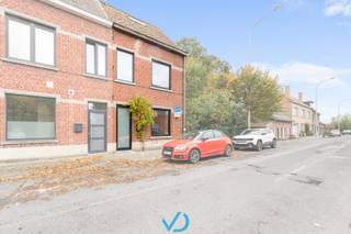 In de Paddevijverstraat, net buiten het centrum van Ieper, vinden we deze energiezuinige en instapklare woning terug. De ligging is ideaal: een groene, vlakbij scholen, winkels en sportfaciliteiten, en dankzij de vlotte verbinding met de Noorderring en A19 ben je snel onderweg richting Poperinge, Kortrijk of de kust.<br /><br />De indeling van de woning is als volgt. Via de ruime inkomhal kom je binnen in een multifunctionele ruimte met plaats voor fietsen, opslag of bureau. Deze ruimte biedt bovendien de mogelijkheid om een thuiskantoor of praktijk te voorzien. Verder op het gelijkvloers is er een apart toilet.<br /><br />Op de eerste verdieping treffen we de open, volledig uitgeruste keuken en de lichtrijke leefruimte. Dankzij de ligging op de eerste verdieping geniet je hier van een prachtig groen uitzicht op de tuin — een heerlijk gevoel van rust en privacy. Aansluitend is er de mogelijkheid om een ruim dakterras te creëren.Op de tweede verdieping vinden we een ruime slaapkamer met aansluitende badkamer, uitgerust met inloopdouche, lavabo en toilet. Buiten is er een zonnige, zuidgerichte tuin met als extra troef een aparte geluidsdempende ruimte achteraan — ideaal als muziekstudio, atelier, bureauruimte of hobbyruimte.<br /><br />De woning werd volledig gerenoveerd in 2014 en is technisch uitstekend uitgerust. Zo beschikt ze over zonnepanelen, een regenwaterput (3.000 liter), hoogrendementsbeglazing, een pelletkachel, muurverwarming, gescheiden riolering, conforme elektrische keuring, asbestveiligheid en een zonneboiler (zonder collector). Dit alles resulteert in een gunstig EPC-label B.<br /><br />Kortom, een energiezuinige en instapklare woning met tuin en tal van mogelijkheden, op een toplocatie nabij het centrum van Ieper.<br />Aarzel niet en leg vandaag nog jouw bezoek vast – deze topper is absoluut een bezoek waard!