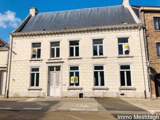 Uniek Herenhuis met tuin &amp; garage in het centrum<br />
<p>Centraal gelegen herenhuis dat dateert uit het midden van de 19de eeuw en waar later een notariskantoor werd gevestigd.</p>
<p>De woning is te renoveren en kan diverse bestemmingen krijgen : puur residentieel, combinatie wonen en werken, horeca, ... .</p>
<p>Het pand is opgenomen op de lijst van het vastgesteld bouwkundig erfgoed.</p>
Meer informatie en verkoopdossier via onderstaande link.<br />Verkoop behelst het Lot 1 op bijgevoegde plan.<br />Wij loodsen u door het Covast biedingssysteem.<br />Biedingsfase gaat binnenkort van start.<br /><br />https://covast.be/RealEstate/Detail?id=42cbb19f-4037-426f-85f9-5161d9930a92&amp;PageIndex=1&amp;PageSize=9&amp;SortBy.Field=Weight&amp;SortBy.SortOrder=DESC&amp;SearchQuery=&amp;BiddingFase=0&amp;ConstructionTypeIds=&amp;ProvinceIds=&amp;CurrentView=LIST