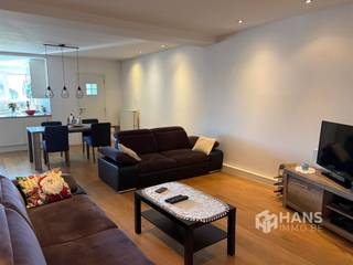 <p><span>Instapklaar appartement (87 m²) met 2 slaapkamers in Kapellen.</span></p><p><span> </span></p><p><span>De ligging nabij het dorpscentrum van Kapellen zorgt voor een vlotte bereikbaarheid en uitstekende verbindingen. Het openbaar vervoer is goed vertegenwoordigd en het station van Kapellen bereik je gemakkelijk te voet of met de fiets. Bovendien profiteer je van een snelle aansluiting op de A12. In de nabije omgeving vind je ook heel wat winkels en gezellige horecazaken, zodat je alles binnen handbereik hebt.</span></p><p><span> </span></p><p><span>Het appartement bevindt zich op de tweede verdieping van een kleinschalig gebouw van 2 hoog, waarvan het dak geïsoleerd is. De elektriciteit is conform.</span></p><p><span> </span></p><p><span>Binnenin geniet je van een praktische indeling. Achteraan bevindt zich de woonkamer (37 m²) met aansluitend de aparte keuken (5 m²) met basisuitrusting en aparte berging. Vooraan bevinden zich de twee slaapkamers (8 m² en 14 m²). Verder beschikt het appartement nog over een badkamer (7 m²) met douche in bad , lavabomeubel en toilet.</span></p><p><span> </span></p><p><span>Ben je op zoek naar een betaalbaar appartement op een goede locatie? Mis deze kans niet!</span></p><p><span> </span></p><p><span>Bewoonbare opp.87m² ref.: bruto vloeropp. Voor meer info of een gratis schatting surf naar </span><span><span>www.hansimmo.be</span></span></p><p><span> </span></p><p><span> </span></p>