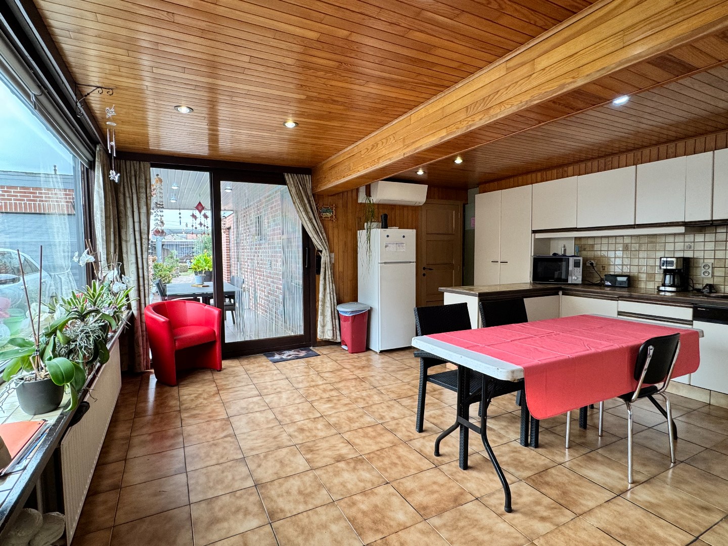 Ruime deels gerenoveerde woning met 3 slaapkamers, tuin en garage - foto 4