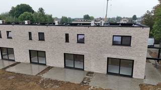 Deze nieuwbouwwoning bestaat uit: inkomhal - toilet - living - keuken - berging - wasplaats - terras - tuin - tuinhuis - carport - 2 autostaanplaatsen - nachthal - 3 slaapkamers - badkamer - toilet op de bovenverdieping. <br /><br />EPC: woning in aanbouw. Vrij 1/12/2026. Huurprijs 925 €/mnd.