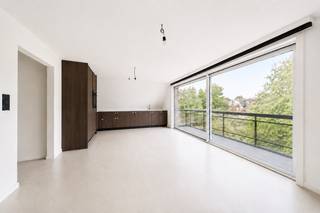 <p><span>Cet appartement entièrement rénové situé dans la Résidence Het Park combine des finitions contemporaines, une distribution pratique et une situation de premier choix à Coxyde, à proximité du parc et de l’environnement verdoyant autour de la résidence.</span></p>
<p><span>L’appartement comprend un séjour lumineux avec une nouvelle cuisine sur mesure, trois chambres, une salle de bains entièrement rénovée et une terrasse à l’arrière offrant une belle vue sur la verdure. Les grandes fenêtres assurent une belle luminosité et renforcent la sensation d’espace dans le séjour.</span></p>
<p><span>Les finitions ont été entièrement renouvelées et l’appartement est vendu prêt à emménager. Sur le plan technique également, l’appartement a été modernisé, notamment avec une nouvelle pompe à chaleur et un certificat PEB favorable de label B.</span></p>
<p><span>La Résidence Het Park dispose d’un ascenseur desservant tous les étages. La situation est un véritable atout : calme et verdoyante, à proximité du parc, tout en restant proche du centre, des commerces, de l’horeca, de la plage et des dunes.</span></p>
<p><span>Garage ou emplacement de parking disponible en option.<br /><br /><strong>JOURNÉE PORTES OUVERTES LE SAMEDI 25 JUILLET</strong><br /></span></p>
<p><span>Lors de la journée portes ouvertes, plusieurs autres unités de l’immeuble pourront également être visitées.</span></p>
<p><strong><span>Atouts</span></strong></p>
<ul>
<li><span>Entièrement rénové</span></li>
<li><span>91 m² habitables</span></li>
<li><span>3 chambres</span></li>
<li><span>Terrasse avec vue verdoyante</span></li>
<li><span>PEB label B</span></li>
<li><span>Ascenseur présent</span></li>
</ul>
<p><span>N’hésitez pas à nous contacter pour plus d’informations ou pour une visite.</span></p>
<p><strong><span>Verborgh Real Estate</span></strong><span> — +32 470 54 82 28</span><br /><strong><span>Covico</span></strong><span> — +32 494 87 22 32</span></p>