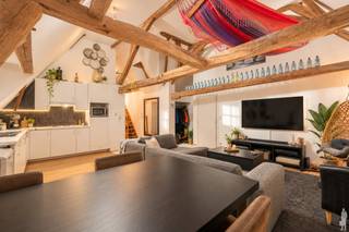 Dakappartement in het hart van het centrum van Hoogstraten<br /><br />Indeling:<br />Dit gezellige dakappartement biedt een ruime woonkamer van ongeveer 36m², afgewerkt met laminaat en voorzien van een volledig uitgeruste open keuken. De keuken beschikt over een vaatwasser, elektrische kookplaat, koelkast met vriesvak, magnetron, enkele spoelbak en ingebouwde spots voor extra sfeer.<br /><br />Via een kleine hal bereikt u het separate toilet, dat volledig betegeld is en beschikt over een handenwasser. De slaapkamer (ca. 21m²) is eveneens voorzien van laminaat en biedt voldoende ruimte voor een comfortabel bed en kast. De witte betegelde badkamer (8m²) is uitgerust met een ligbad, een lavabomeubel en ingebouwde spots, met een grijze tegelvloer die de ruimte een moderne uitstraling geeft.<br /><br />Daarnaast is er een royale berging (6m²) voorzien van laminaat, waar de aansluitingen voor wasapparatuur zich bevinden en voldoende opbergruimte is voor extra spullen.<br /><br />Een vaste trap leidt naar de vide van ca. 15m², ook voorzien van laminaat. Deze ruimte kan naar eigen wens ingericht worden, bijvoorbeeld als een kantoor, tweede slaapkamer of gezellige tv-hoek.<br /><br />Algemeen:<br /><br />- Gezellig wonen<br />- Hartje Hoogstraten<br />- Parlofoon<br /><br />Perfecte investering!