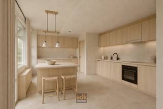 Ruime, lichtrijke villa met zonnige tuin – 908 m² grond – direct aan de duinenOp een absolute topligging, grenzend aan het duinengebied, presenteren...