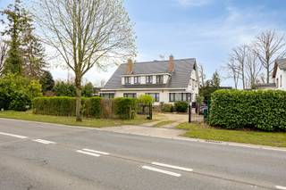 Deze te renoveren gezinswoning met drie slaapkamers is gelegen aan de Genkersteenweg, vlak bij het rondpunt met de Heidestraat. Winkels, scholen en andere voorzieningen bevinden zich in de nabije omgeving, wat deze locatie bijzonder praktisch maakt voor gezinnen. Tegelijk zorgt de goede verbinding ervoor dat je je snel kan verplaatsen richting het centrum en omliggende steden.<br /><br />Bij het betreden van de woning kom je in een ruime inkomhal met een apart gastentoilet. De leefruimte met eetkamer heeft een oppervlakte van maar liefst 52 m² en biedt tal van mogelijkheden. Door de houten schuifdeur in de living kan je makkelijk één grote, open leefruimte creëren. Aansluitend bevindt zich de geïnstalleerde keuken, die directe toegang geeft tot de tuin.<br /><br />Op de eerste verdieping zijn er drie slaapkamers (laminaat) en een badkamer voorzien van een lavabo, toilet en douche. Daarnaast is er nog een praktische berging met toegang tot een terras.<br /><br />De zolder is bereikbaar via een zoldertrap. Het dak werd volledig vernieuwd in 2014, wat een belangrijke meerwaarde is, al is het nog niet geïsoleerd.<br /><br />De woning is bovendien volledig onderkelderd, wat zorgt voor extra opslagruimte en functionaliteit. In de kelder bevindt zich een inpandige garage, die bereikbaar is via de achterzijde van de woning.<br /><br />De beglazing van de ramen van de woning werden in 2016 vernieuwd. Bovendien zijn er rolluiken aanwezig.<br /><br />De tuin is volledig verhard (voorzien van meerdere carports), omheind en onderhoudsvriendelijk.<br /><br />De tuinzone maakt momenteel deel uit van één groter perceel (668D2), dat zich vlak achter beide woningen (Genkersteenweg 235 en 237) bevindt. Momenteel is een landmeter bezig met de opsplitsing van deze tuinstrook, zodat beide woningen over een afzonderlijke, volwaardige tuin zullen beschikken. De percelen 668B2 (nr. 235) en 668C2 (nr. 237) zijn eveneens opgenomen in deze opmeting. Deze procedure is momenteel lopende. De vermelde perceeloppervlakte is bijgevolg indicatief en gebaseerd op de huidige kadastrale uittreksels.<br /><br />Via een poort langs de straat is de woning toegankelijk, en er is parkeergelegenheid voorzien voor de woning.<br /><br />Deze woning biedt een uitstekende opportuniteit voor wie op zoek is naar een renovatieproject op een goed bereikbare locatie.<br /><br />De pluspunten op een rij:<br />+ 3 slaapkamers <br />+ Parking voor de woning <br />+ Dak dateert van 2014<br />+ Beglazing ramen vernieuwd in 2016<br /><br />Wil je deze woning graag bezichtigen? Neem dan contact op via stephanie@vestio.com of op 0474-73 64 84.