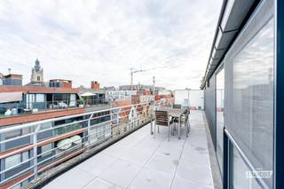Op zoek naar een ruim en instapklaar appartement op een toplocatie in Roeselare? Dan is deze verzorgde duplex van 108 m² zeker een bezoek waard. Gelegen in de bruisende stadskern geniet u hier van een uitstekende bereikbaarheid, winkels, horeca, scholen en het station op wandelafstand, terwijl u thuis geniet van rust, comfort en een aangenaam ruimtelijk gevoel.<br /><br />Via de inkomhal komt u terecht in de lichtrijke leefruimte waar de gezellige pelletkachel meteen voor extra sfeer zorgt. Dankzij de open indeling sluit de woonkamer naadloos aan op de volledig uitgeruste keuken, voorzien van alle nodige toestellen en een praktische ontbijthoek.<br /><br />Vanuit de leefruimte heeft u directe toegang tot het uitzonderlijk ruime terras, waar u in alle privacy kunt genieten van een ontbijt in de zon, een gezellige barbecue of een ontspannen avond met vrienden.<br /><br />Op de duplexverdieping bevinden zich twee volwaardige slaapkamers, waaronder een ruime master bedroom met ingemaakte kasten. De badkamer is uitgerust met zowel een ligbad als een aparte douche, aangevuld met een stijlvol badkamermeubel. Daarnaast beschikt het appartement over een praktische berging/wasruimte.<br /><br />Op heden is dit appartement verhuurd.<br /><br />Als extra troef beschikt u over een private garage, wat in het centrum van Roeselare een absolute meerwaarde is.<br /><br />Bent u op zoek naar een ruim appartement met veel wooncomfort, een groot terras én een garage op een centrale ligging? Contacteer Immo François vandaag nog voor een bezoek en ontdek zelf de troeven van deze eigendom.<br /><br />