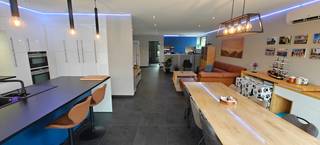Moderne energiezuinige halfopen woning met 4 slaapkamers in centrumwijk Stekene<br /><br />Deze praktisch ingedeelde woning, voorzien van domotica en airconditioning, in het centrum van Stekene, bied je alle comfort, heeft een onderhoudsvriendelijke tuin en bovendien een EPC-score A (23 kw)<br /><br />Binnenkomen doe je in een ruime hal met aan de linkerkant een rolstoeltoegankelijk toiletruimte.<br />Een moderne steellook deur brengt je in de volledige open leefruimte (+/- 80m²) die je naar smaak kan invullen. Momenteel een bureauruimte, woonkamer en eetkamer.<br />Aan de rechterzijde bevindt zich de open trap (met steentapijt), de bibliotheek en de eerste berging (wasruimte en technieken).<br /><br />De leefruimte komt uit in een open keuken met een groot eiland als eyecacher. Deze keuken is voorzien van alle nodige toestellen (siemens) en heeft zelfs een stoomoven. Je vindt hier ook de 2e berging (ingewerkt).<br /><br />Via het schuifraam kijk je uit op de tuin met terras (24m²) en stenen barbecue met werkblad. <br />De vrijstaande garage (20m²) bevindt zich links achter de woning en op de oprit is plaats voor 4 à 5 auto's.<br /><br />Op de eerste verdieping bevindt zich een ruime nachthal, lichtrijke badkamer, een eerste slaapkamer, een linnenkamer en de masterbedroom met dressing (32m²). De badkamer bevat een apart toilet, dubbele lavabo, ligbad en ruime inloopdouche met 2 regendouches.<br /><br />Op de 2e verdieping bevinden zich, naast een ruime hal, 2 grote slaapkamers, een toilet en een opbergruimte. <br />Boven deze verdieping is via het luik, met gemakkelijke uitvouwbare trap, de ruime zolder bereikbaar.<br /><br />Nog enkele extra troeven:<br /><br />- EPC A - 23<br />- ventilatiesysteem D<br />- horren voor àlle ramen<br />- instapklaar<br />- meerdere camera's voor de veiligheid<br />- vast netwerk + wifi 100% dekking in de hele woning én buiten<br />- domotica-installatie, sensoren in elke ruimte, digitale schakelaars ... alles volledig aanpasbaar naar eigen wens en aan te sturen via je smartphone<br />- mogelijkheid lift - liftschacht reeds aanwezig<br />